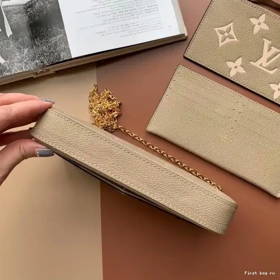 First bag ru POCHETTE LOUIS FÉLICIE VUITTON 0430